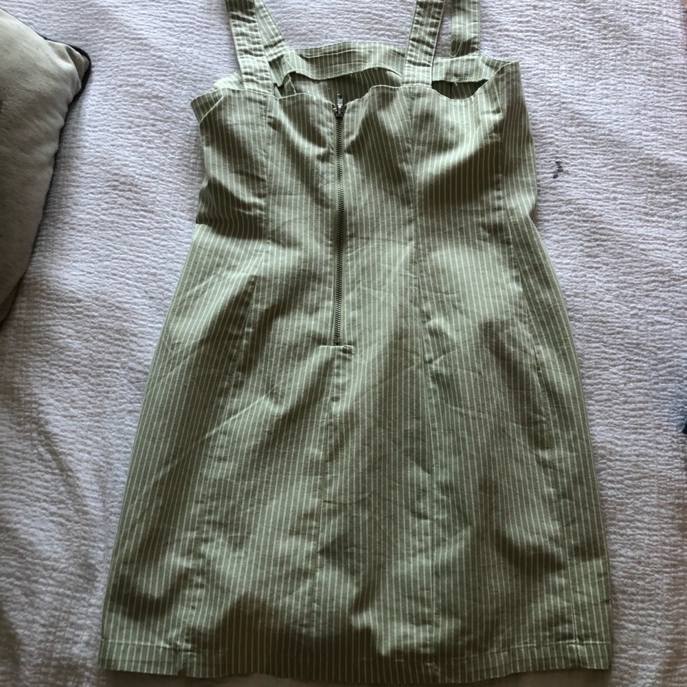 dresses - Picture 2 of 4